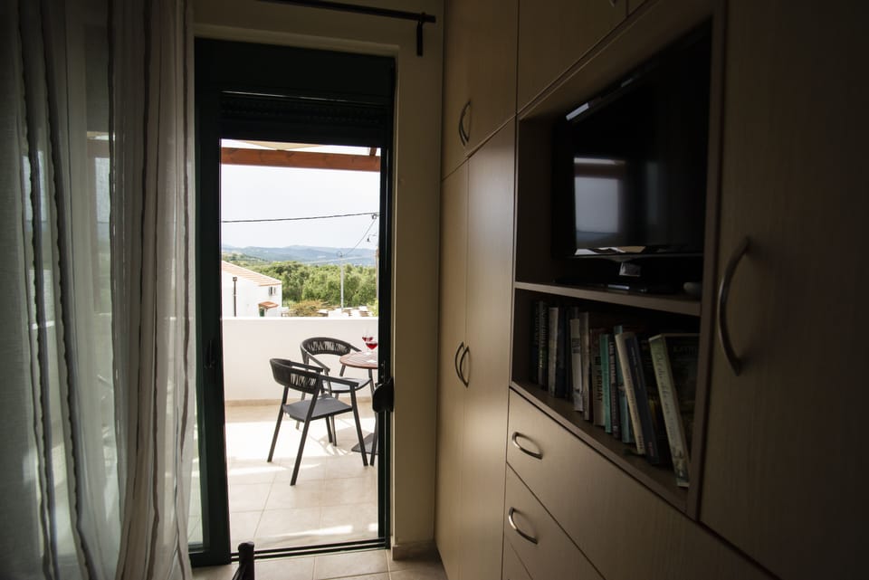 BOOKS AND SATELITE T.V IN THE FIRST BEDROOM