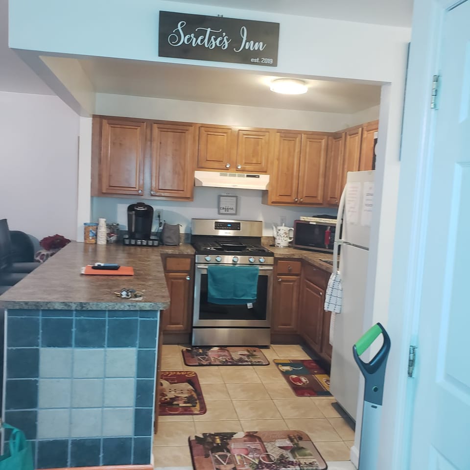 SERETSE'S INN
Cook up a great meal in this comfy kitchen.