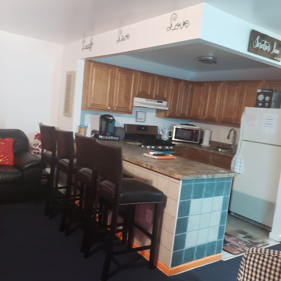 SERETSE'S INN
Spacious open-concept kitchen and living room areas