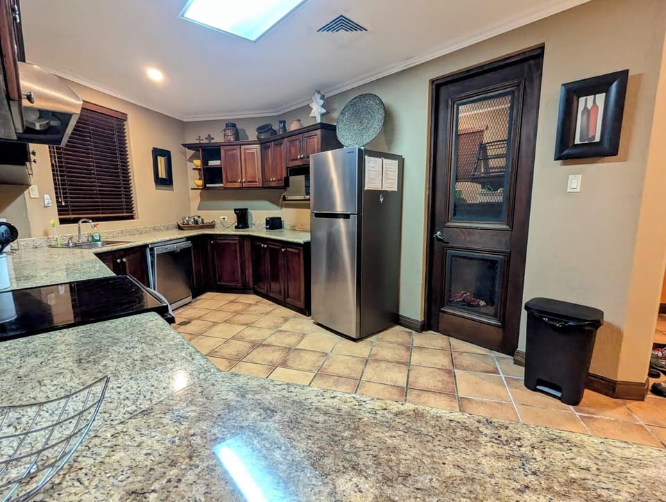 Fully stocked kitchen, lots of cooking gadgets! 