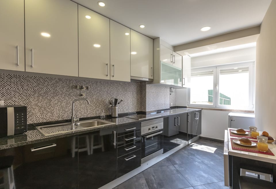 Cozinha totalmente equipada e com zona de refeições