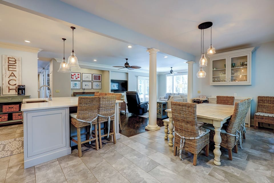 Dining Area and Kitchen Bar