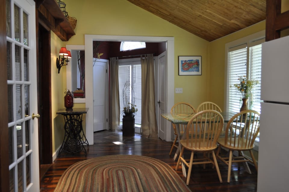 brght open dinning area
