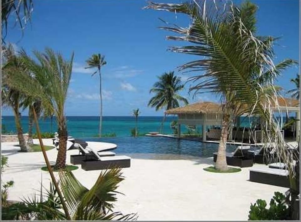Pool and Swim Up Bar