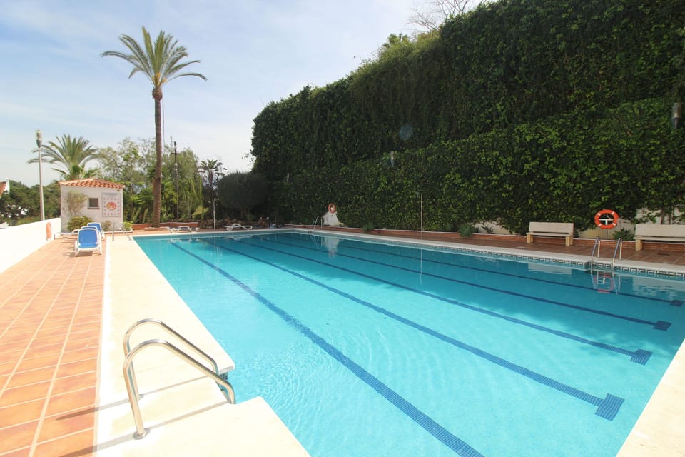 Pool short walk from apartment.
Sun loungers, parasols and toilets.
Splash pool.