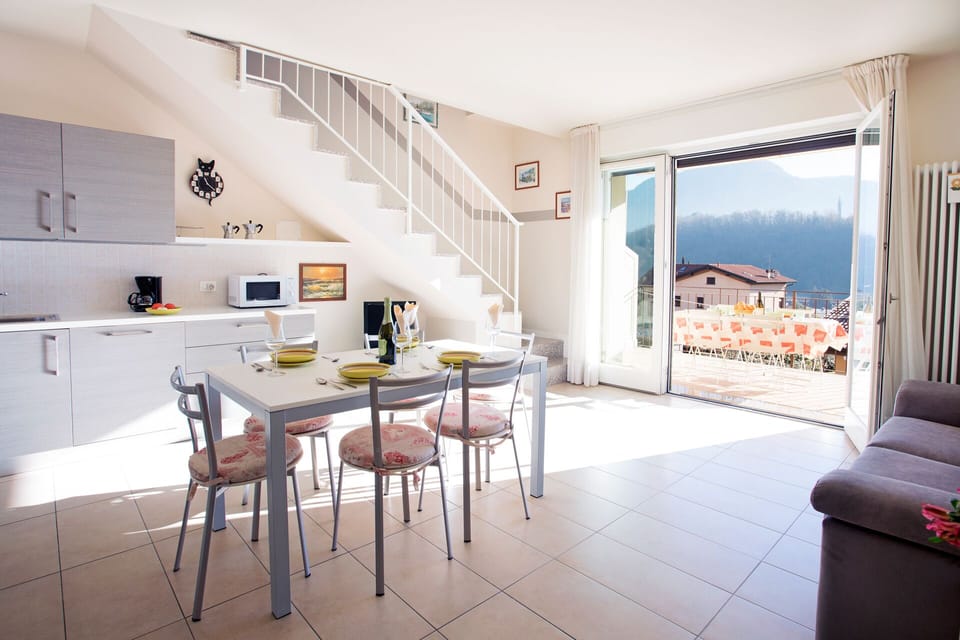 The loving room leads to the private balcony. Welcome to LENNO SPESE II 