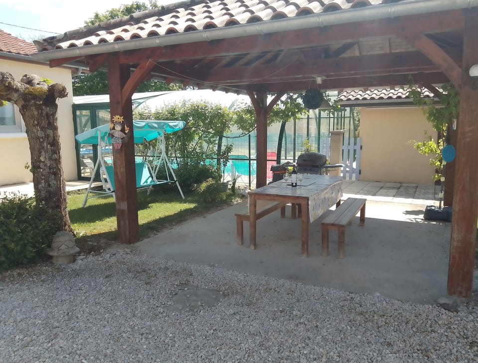 Retractable sides on the swimming pool