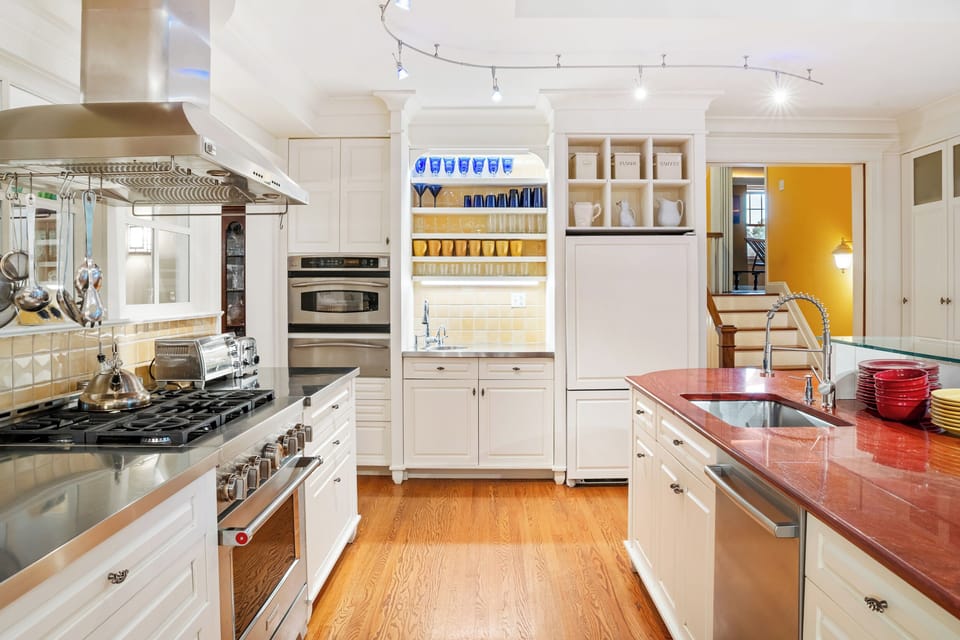 Kitchen w/ Commercial stove, convection/microwave, warming drawer, large island
