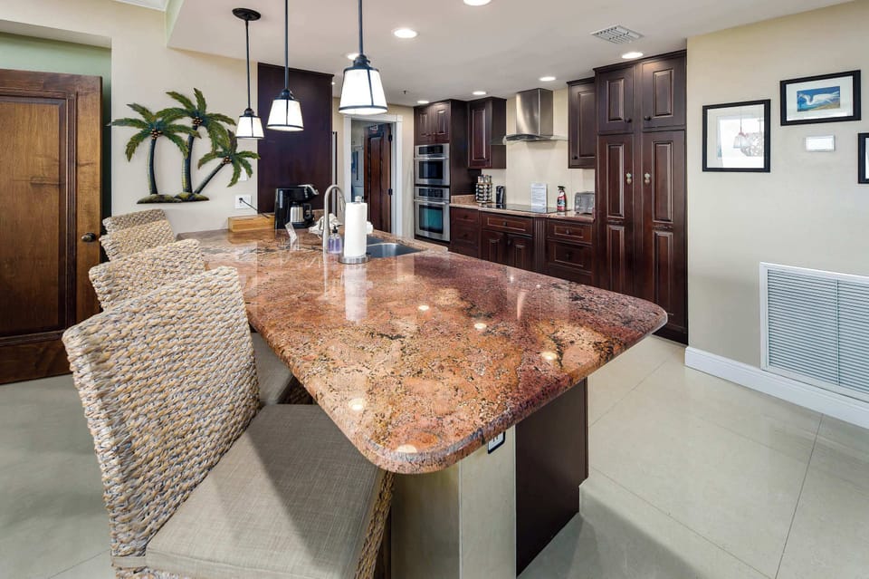 Kitchen with breakfast bar