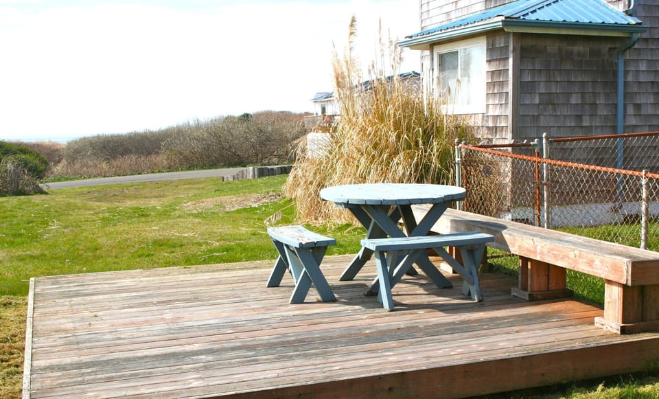 Viewing deck offering wonderful ocean views to the west and south.