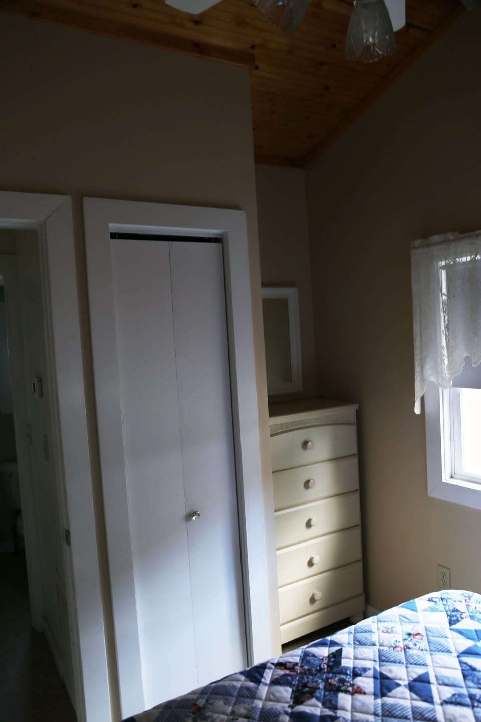 QUEEN BEDROOM DRESSER AND CLOSET