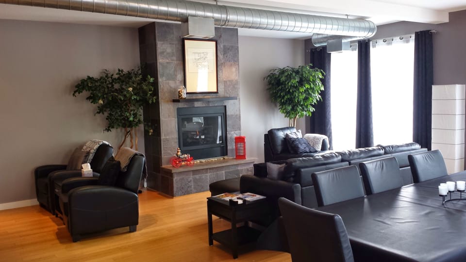 GreatRoom Incl.Large Couch w/Sep.Chaise, Dining for 8 & 2 Recliners to Enjoy TV!