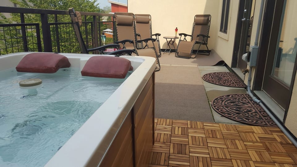 Private Terrace~Relax in the Hot Tub or a Chaise! Accessible From Both Bedrooms!