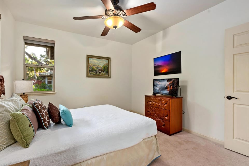 Guest bedroom with queen bed