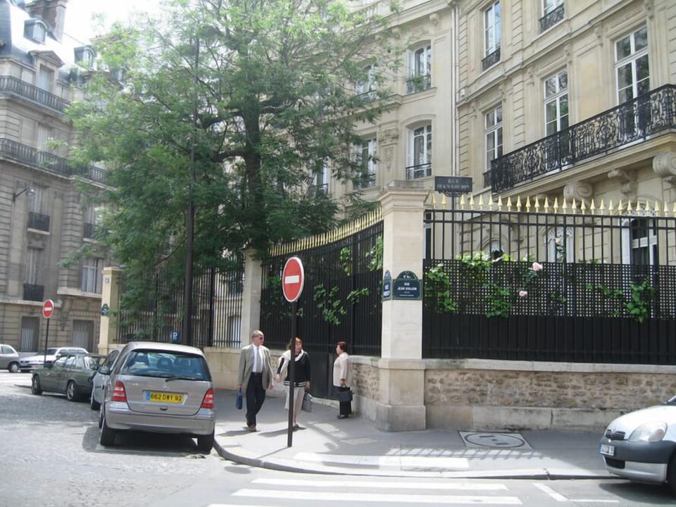 Cross corner Rue Jean Goujon and Place François-Ier