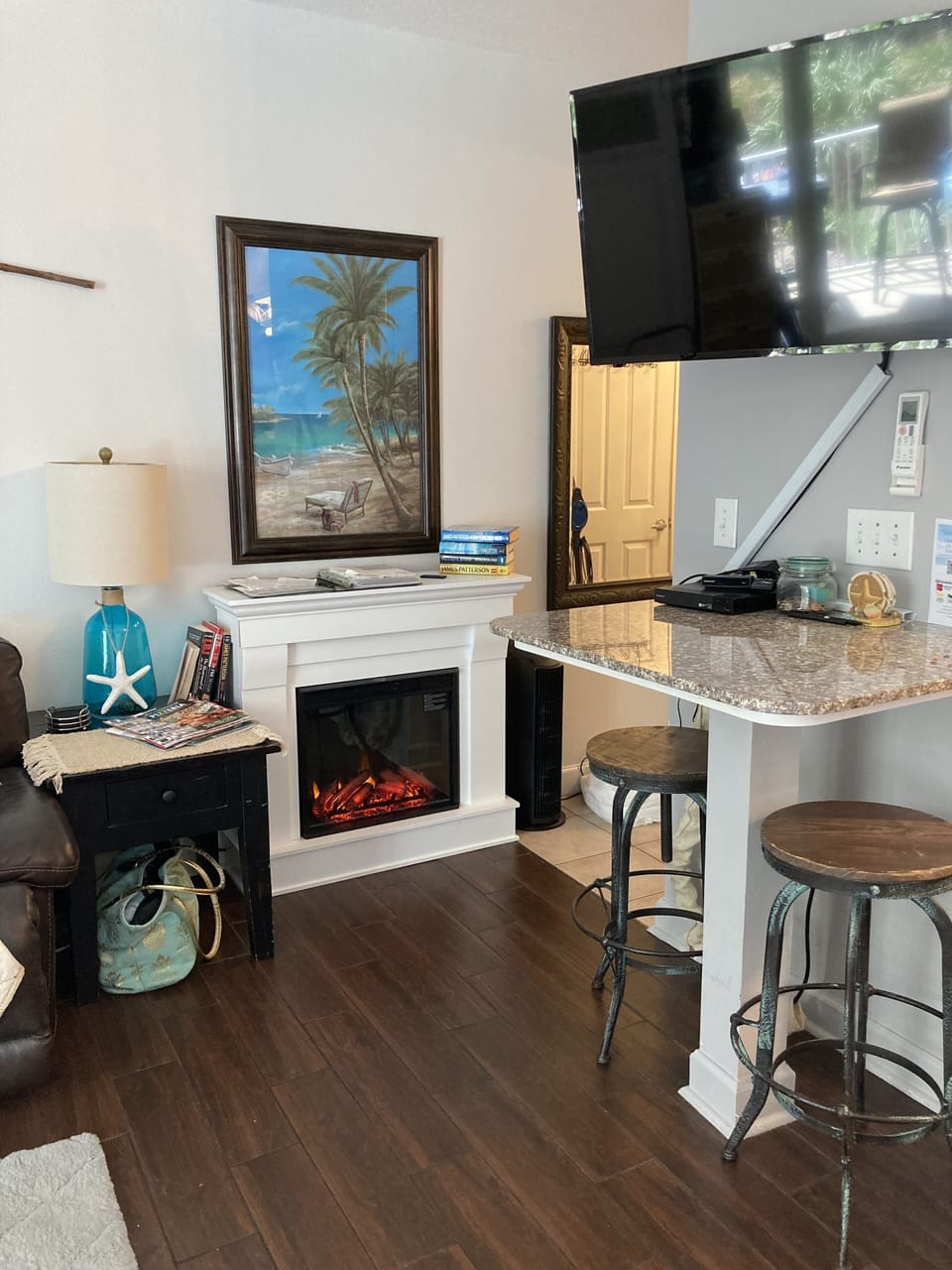 Fire place with no heat option for year round ambiance.