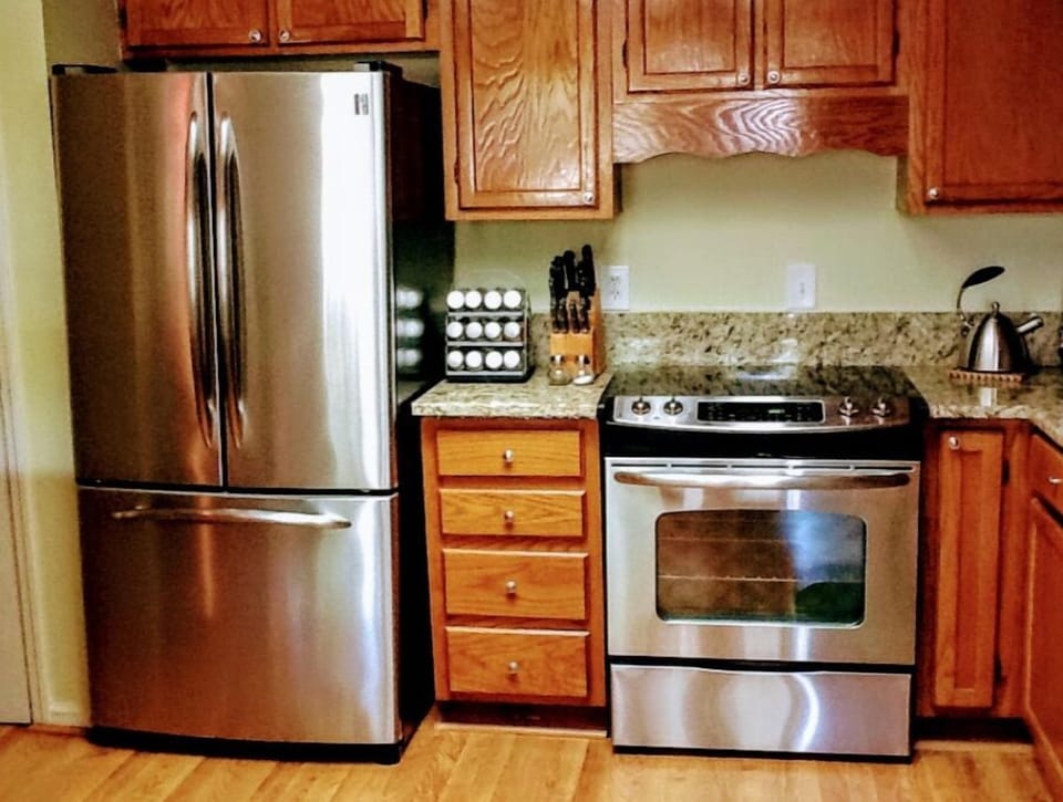 convection oven and fridge with filtered water and ice maker