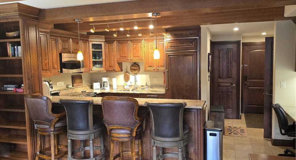 Kitchen Bar Counter 
Seating for four
