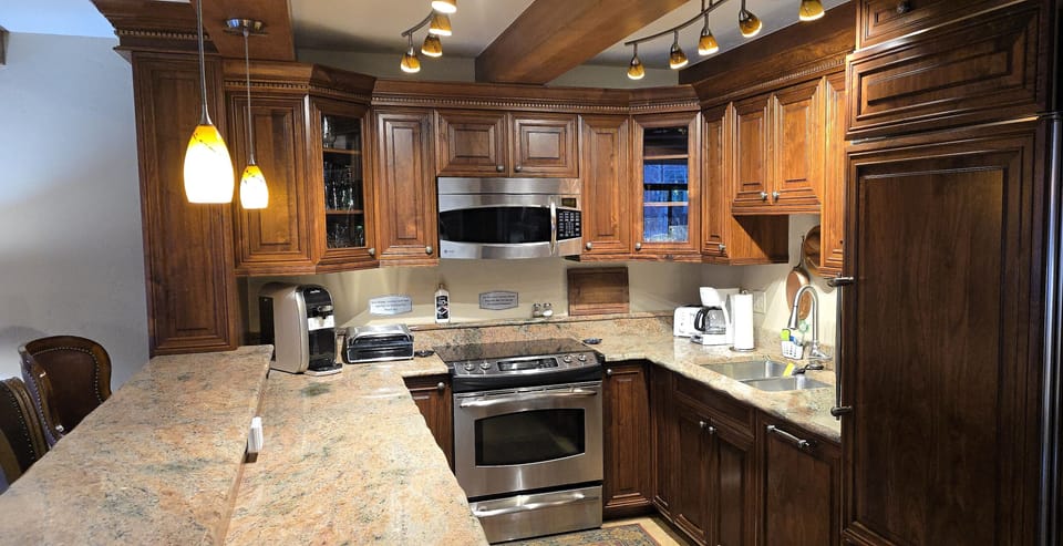 Fully Equipped Kitchen with
RO water filter and George Foreman Grill