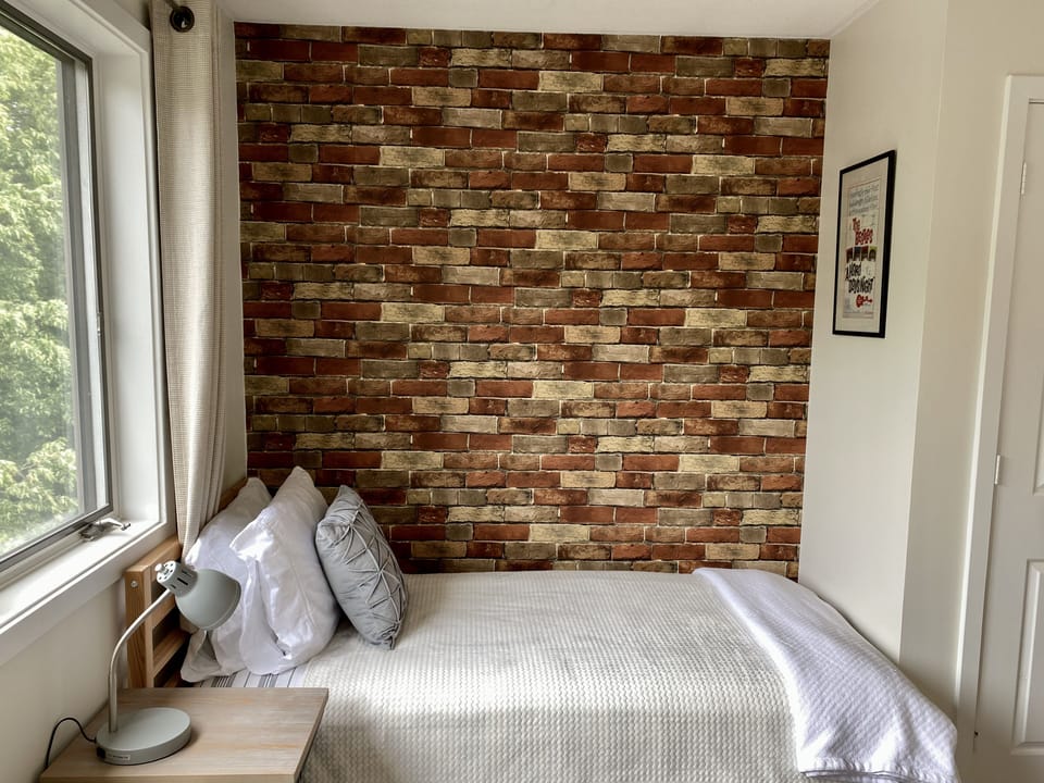 Single bed. Same room as queen bed.