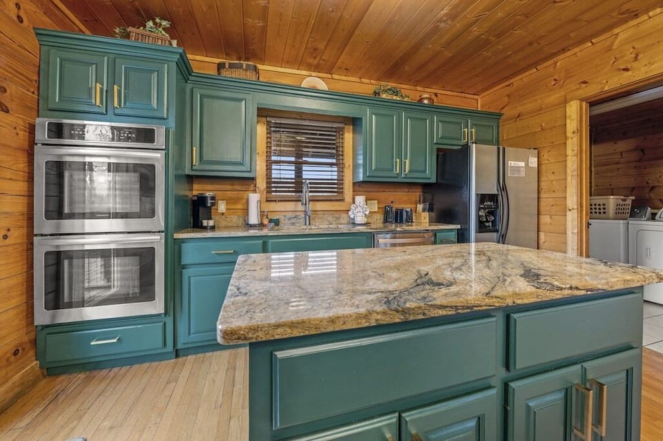 Rocky Top Lodge's fully equipped kitchen