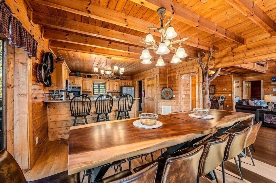 Rocky Top Lodge's inviting dining area