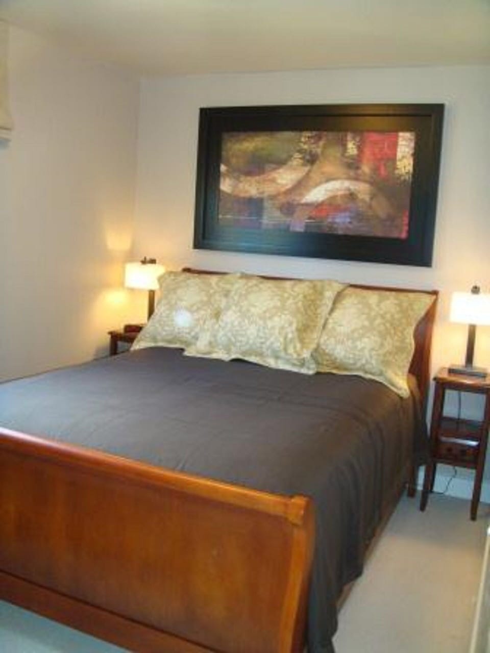 Bedroom w/Queen Bed