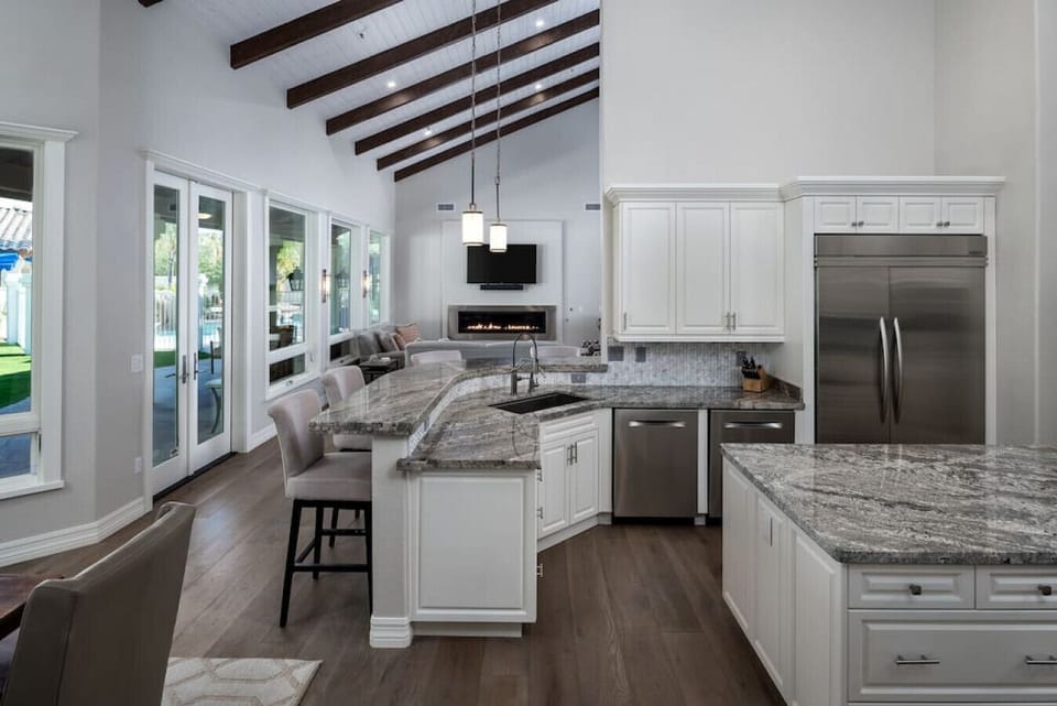 [Main Kitchen] Fully equipped for gourmet cooking with counter seating
