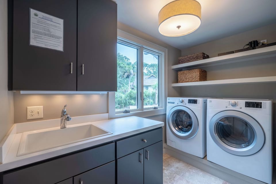 Entry Middle Level - Laundry Room
