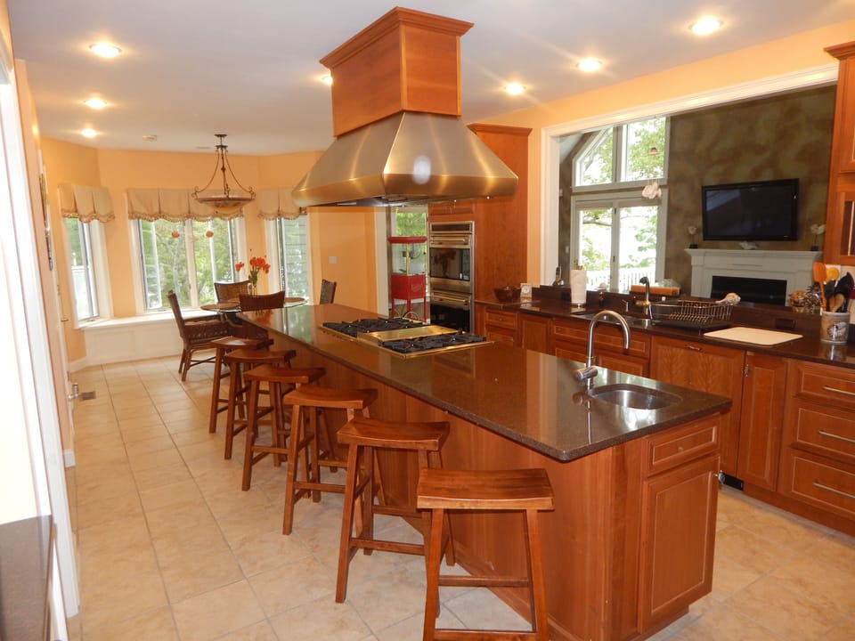 Dbl ovens, dw, 6 burners/grill, lg refrig/fr, disp, veg sink, coffee & wine bar