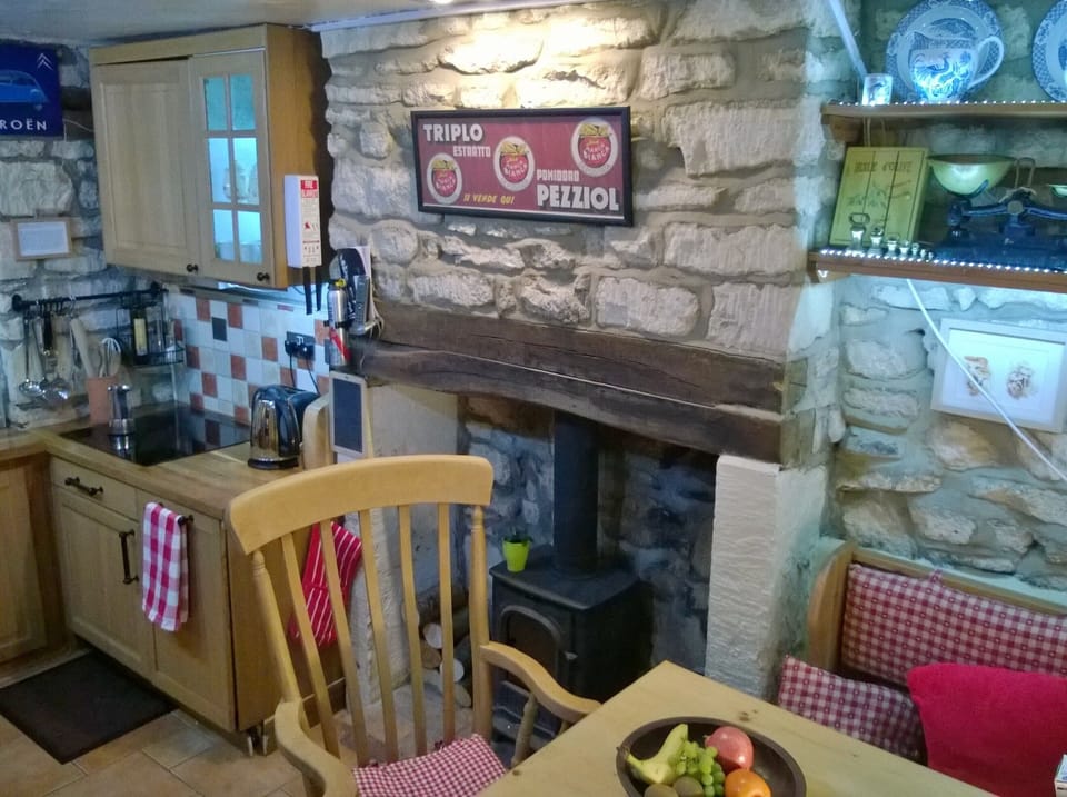 Fully equiped kitchen and dining corner 