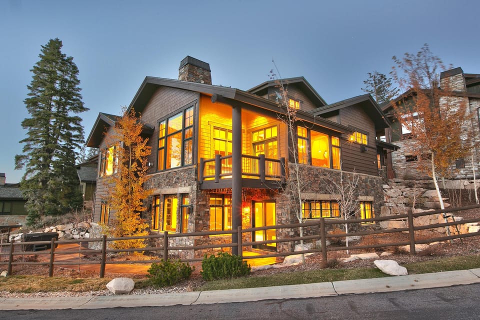 Corner Lot in the center of Lookout Development with spanning views of mountains