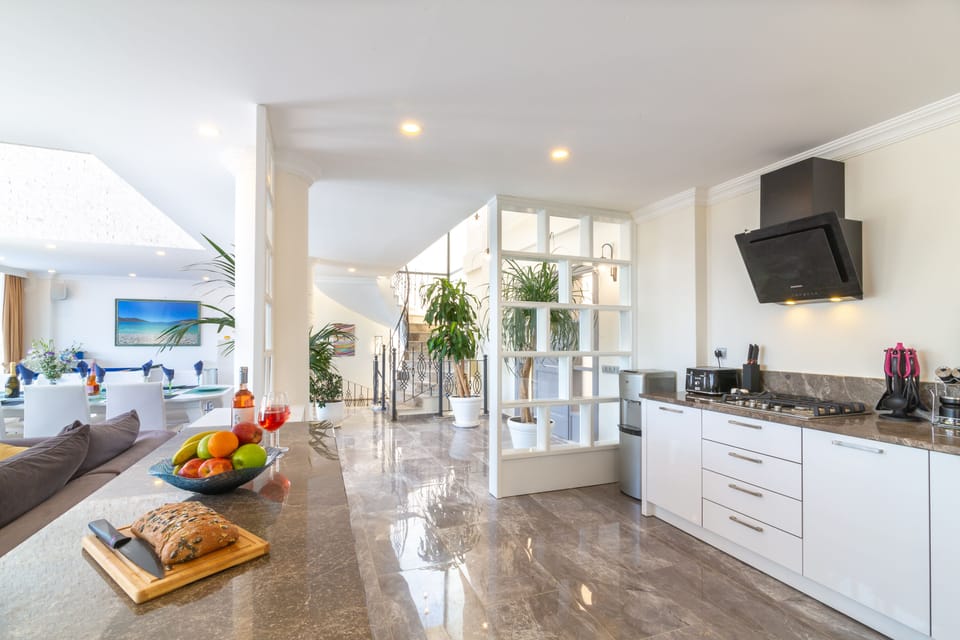 Very Large Fully Equipped Modern Open Plan Kitchen with Coffee Maker 