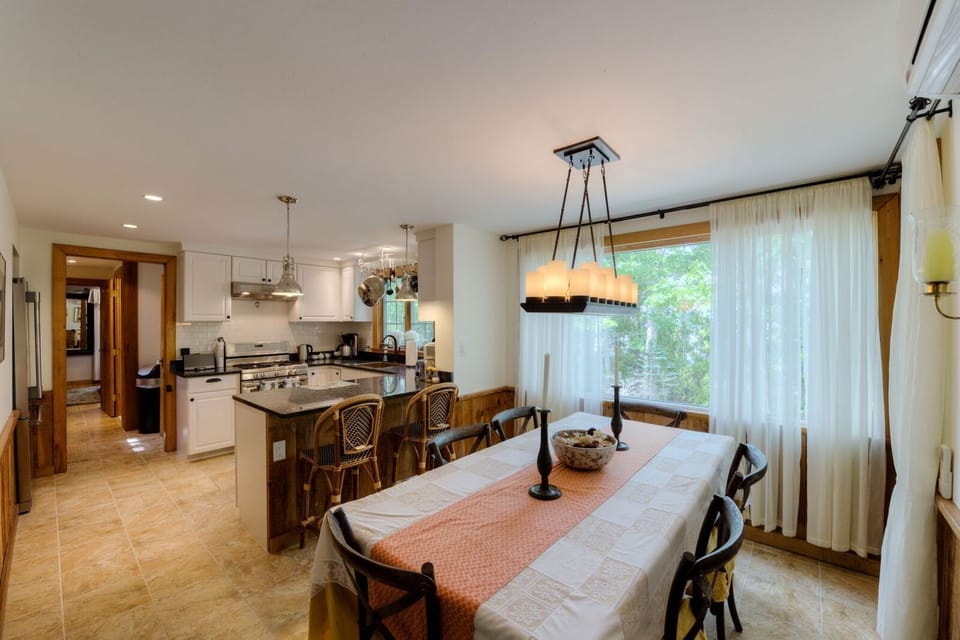 Dining to kitchen