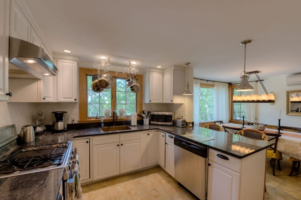 Kitchen and breakfast bar