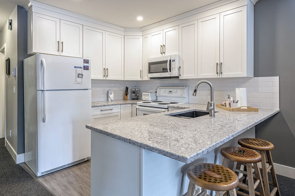 Kitchen with Breakfast Bar - Seats 3 