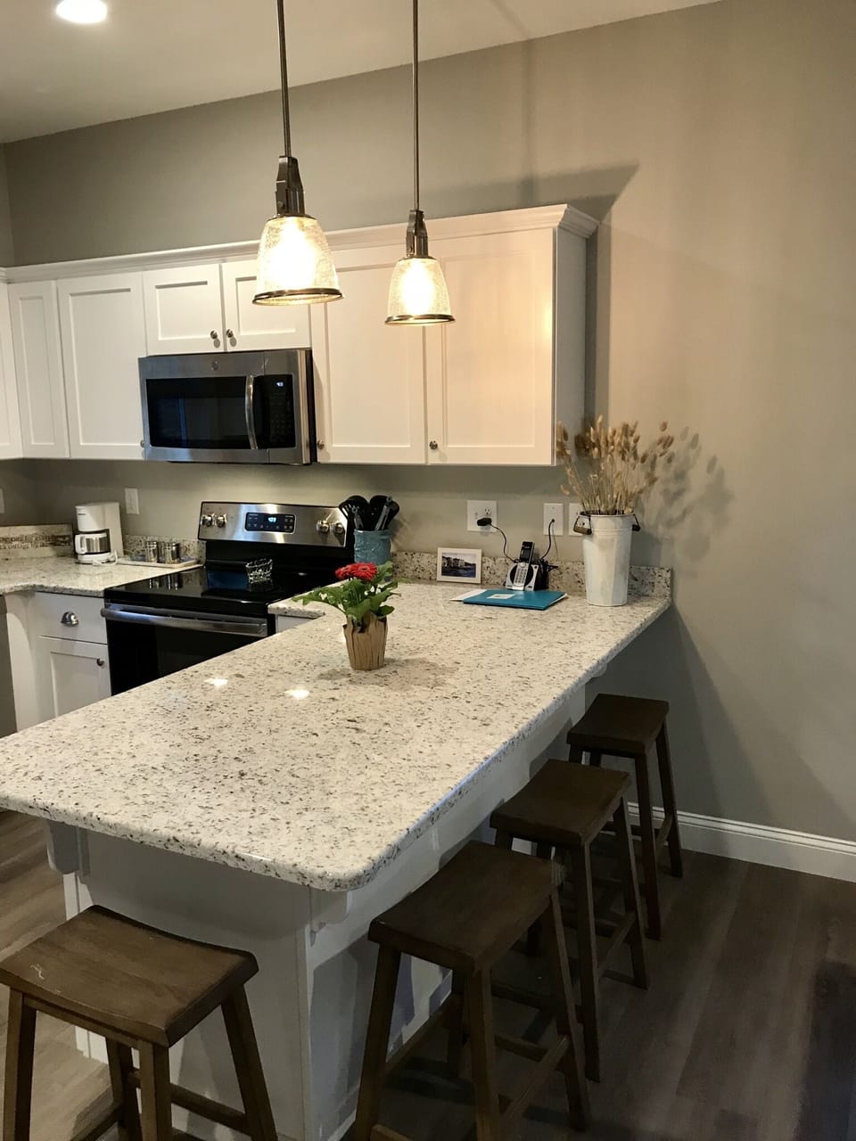 Granite fully-stocked kitchen with breakfast bar