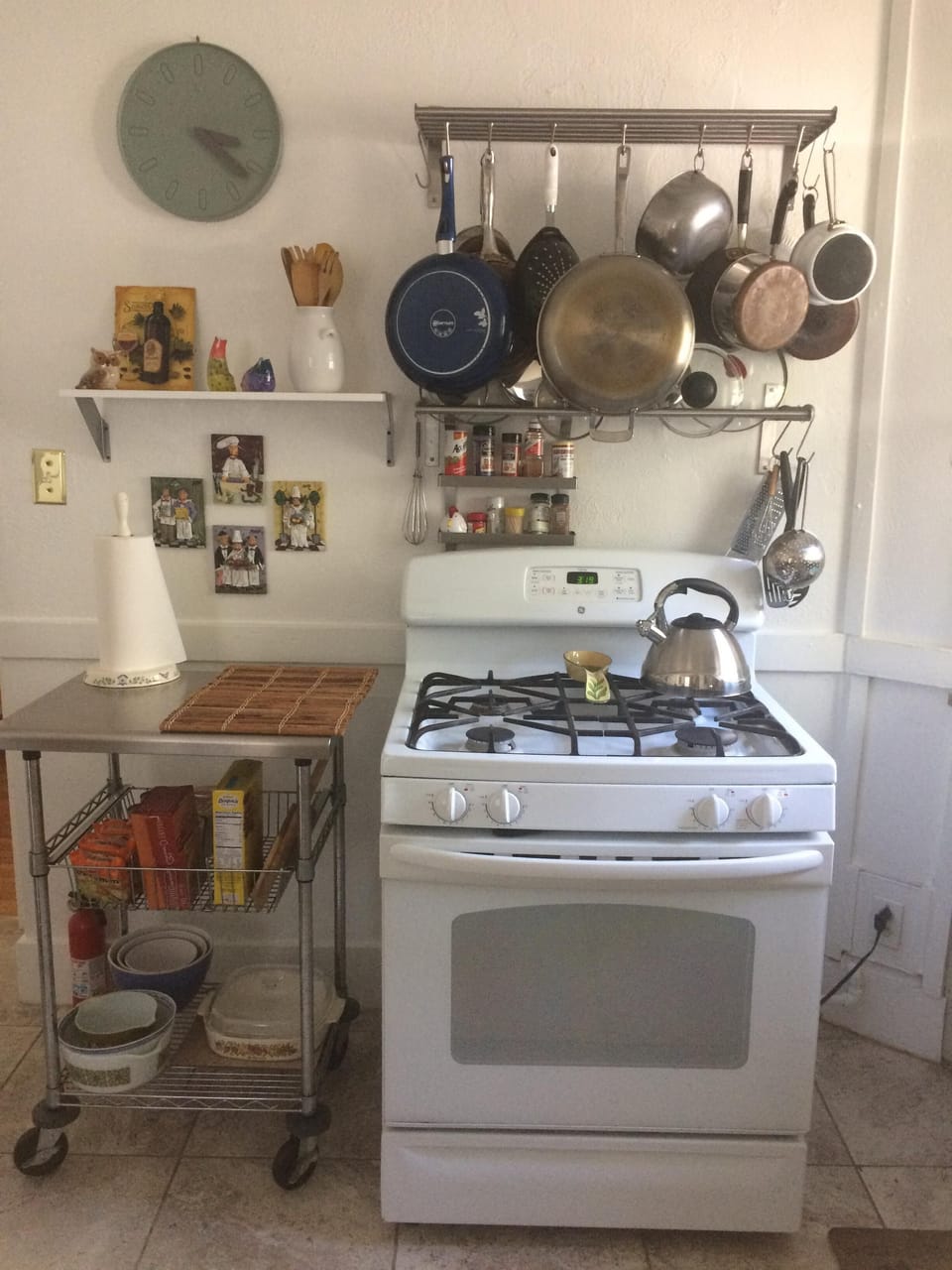 Full kitchen with gas stove/oven