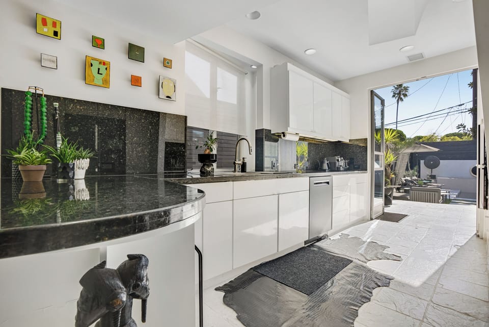 Main house 
kitchen fully equipped 