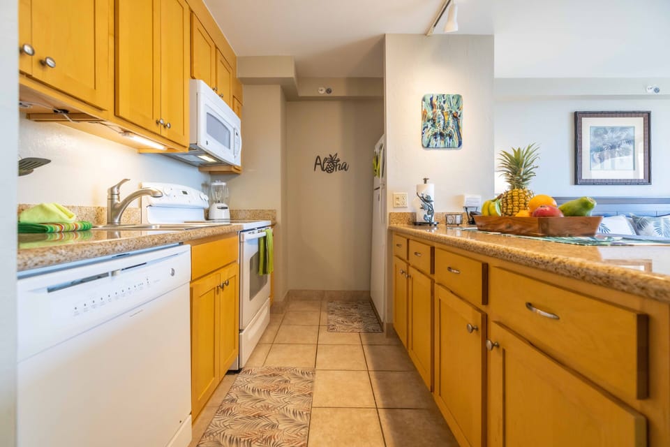 Prepare meals masterfully w/ a full size oven/stove/refrigerator/microwave👩‍🍳