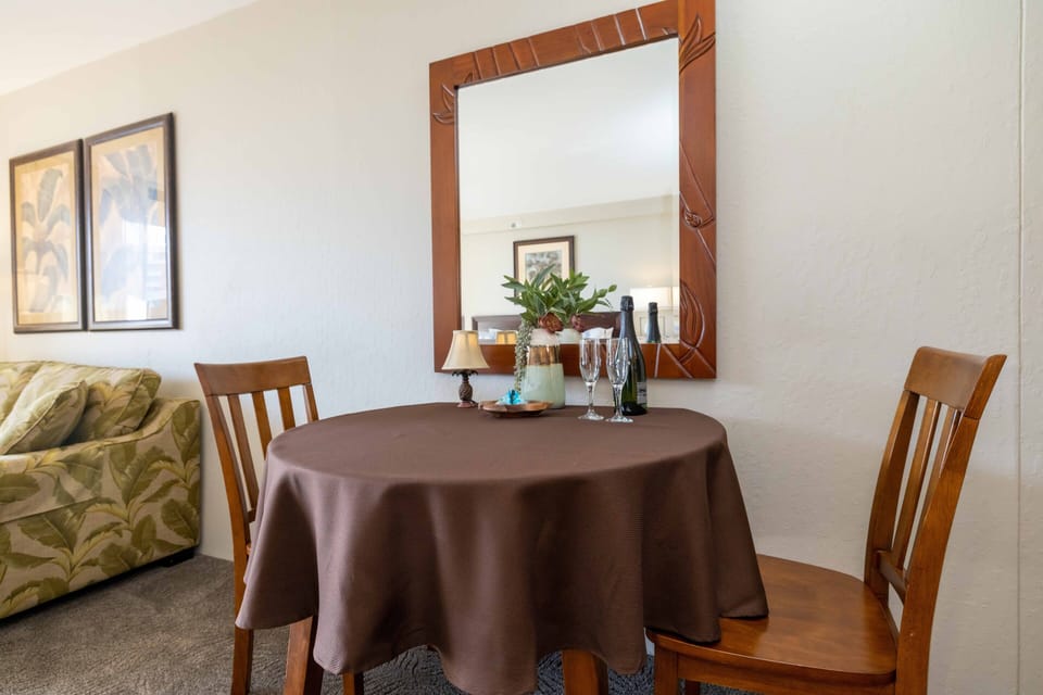 Dine outside on the lanai, or have a private/romantic dinner inside.  😍🥂🥰