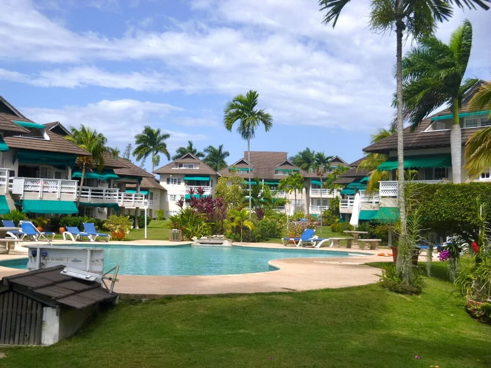 Facing the sea, Apartment A101 enjoys us of two on site pools.