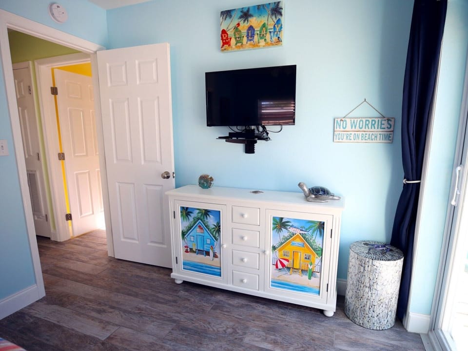 Smart TV
Cable
High end furniture & decor
