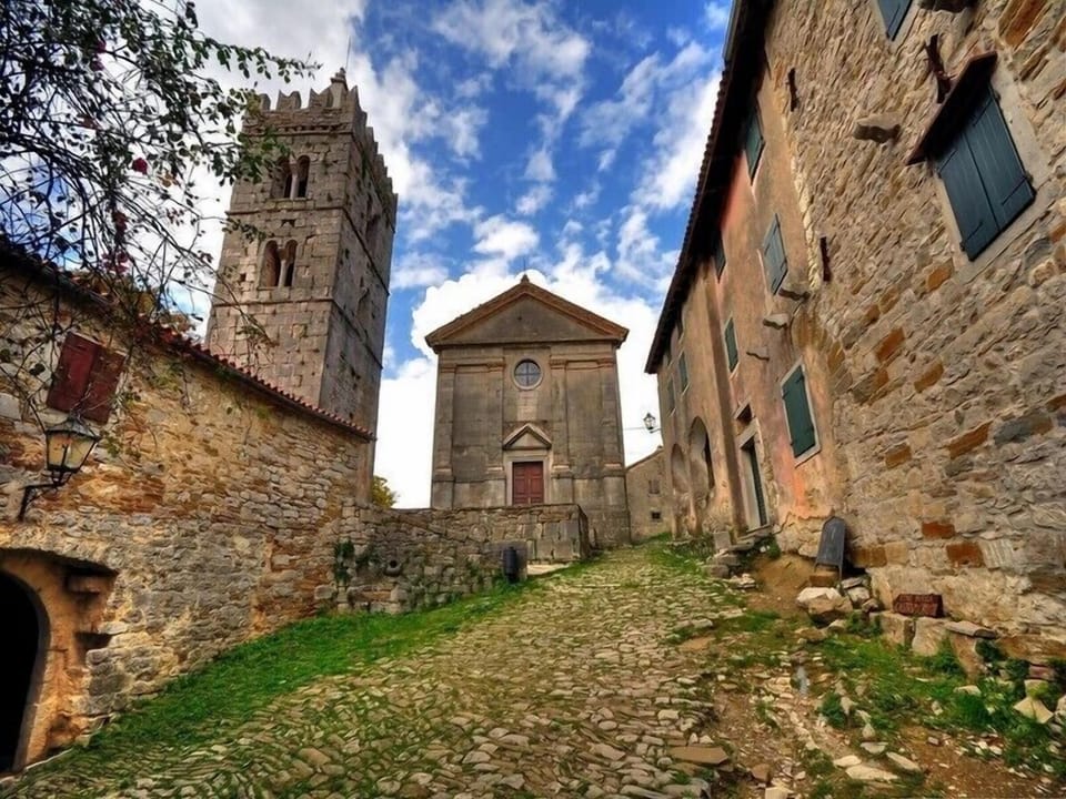 HUM-The smallest town in the world