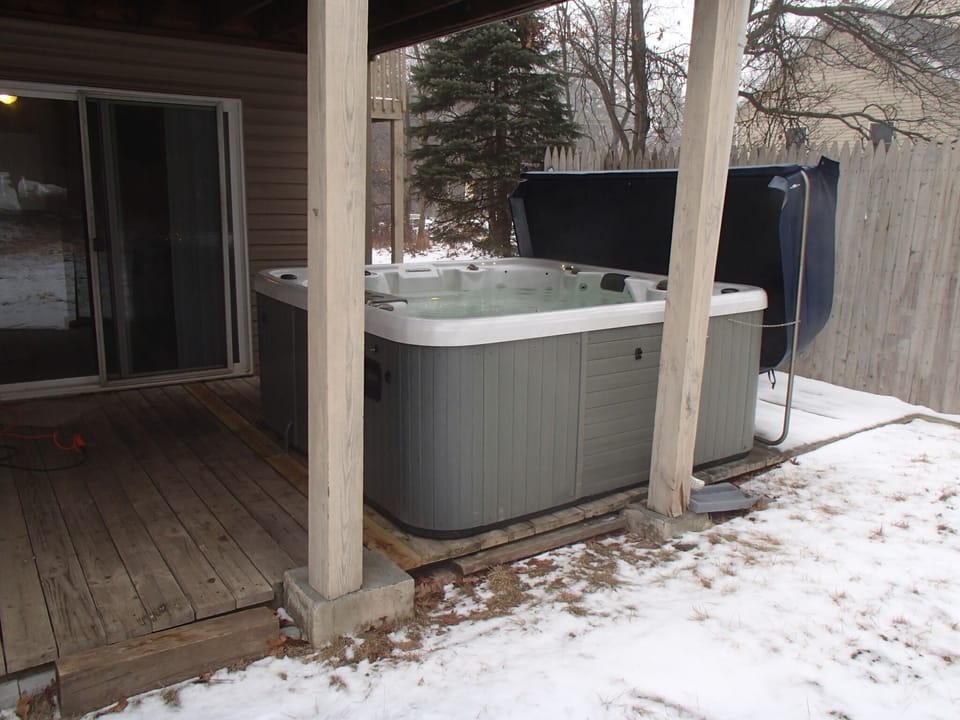 HOT TUB-HEY!