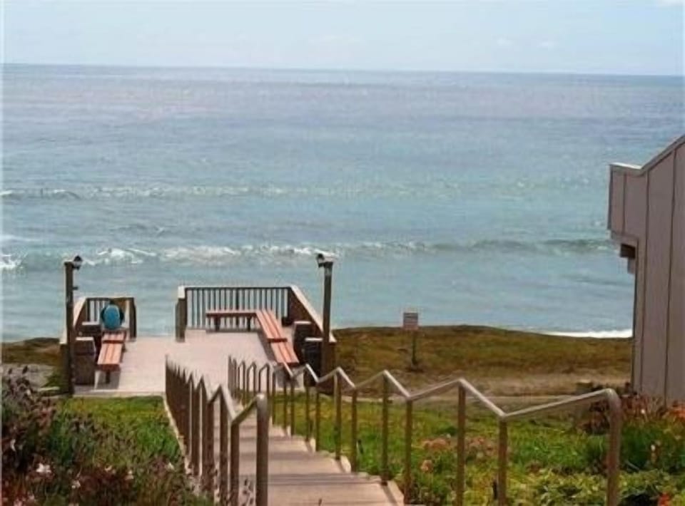  STAIRWAY TO THE OCEAN SHORELINE