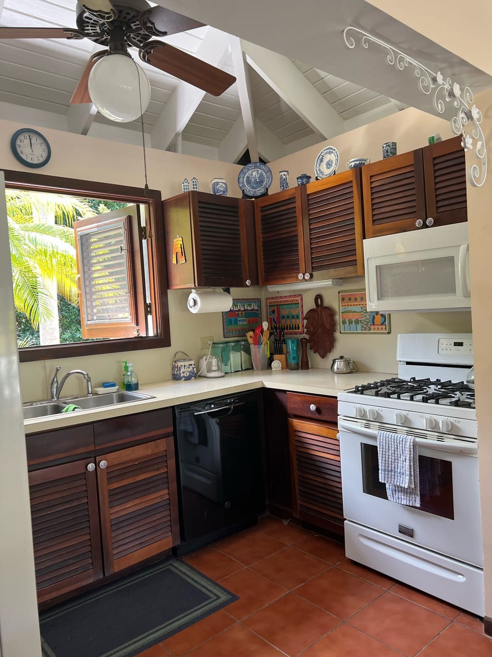Fully equipped kitchen w gas range