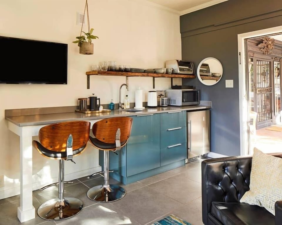 The dine-in kitchenette has everything you might need for a quick stay: a microwave, toaster, and refrigerator. Enjoy the fresh locally-roasted coffee and a selection of teas. 