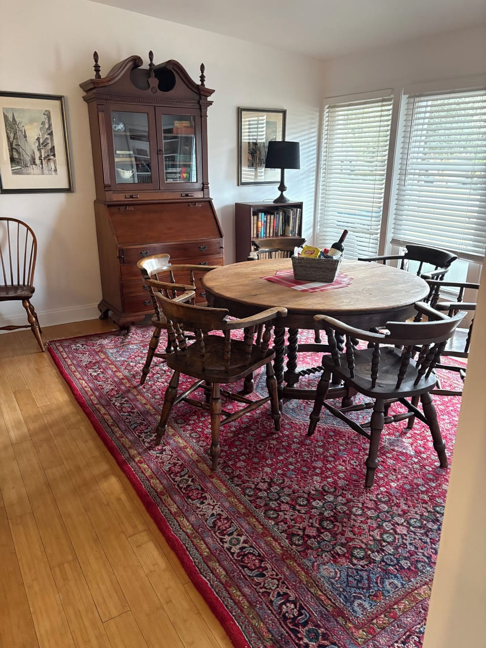 Round table w multiple leaves for extension