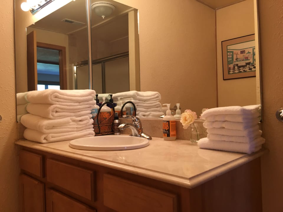 Remodeled, clean, bright bathroom w/ full bath/shower, plush towels & toiletries